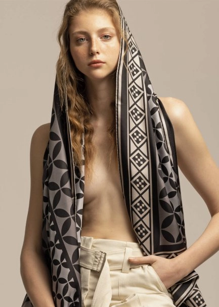 BLACK WHITE GEOMETRIC PATTERN PHERAHS LOGOED PURE SILK SCARF - 1