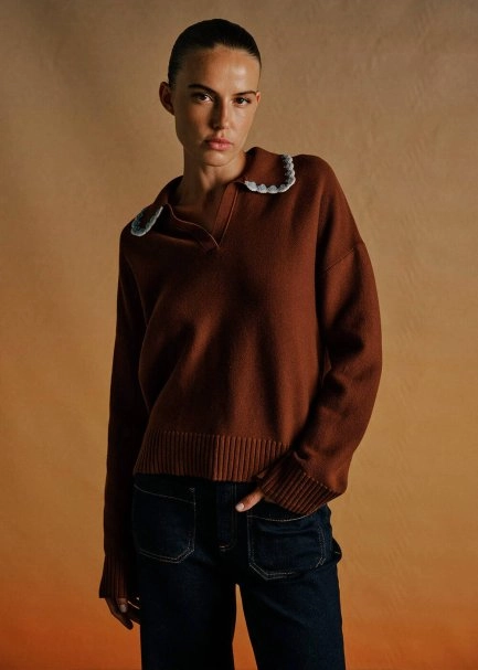 CONTRAST COLOR V NECK COFFEE SWEATER - 2