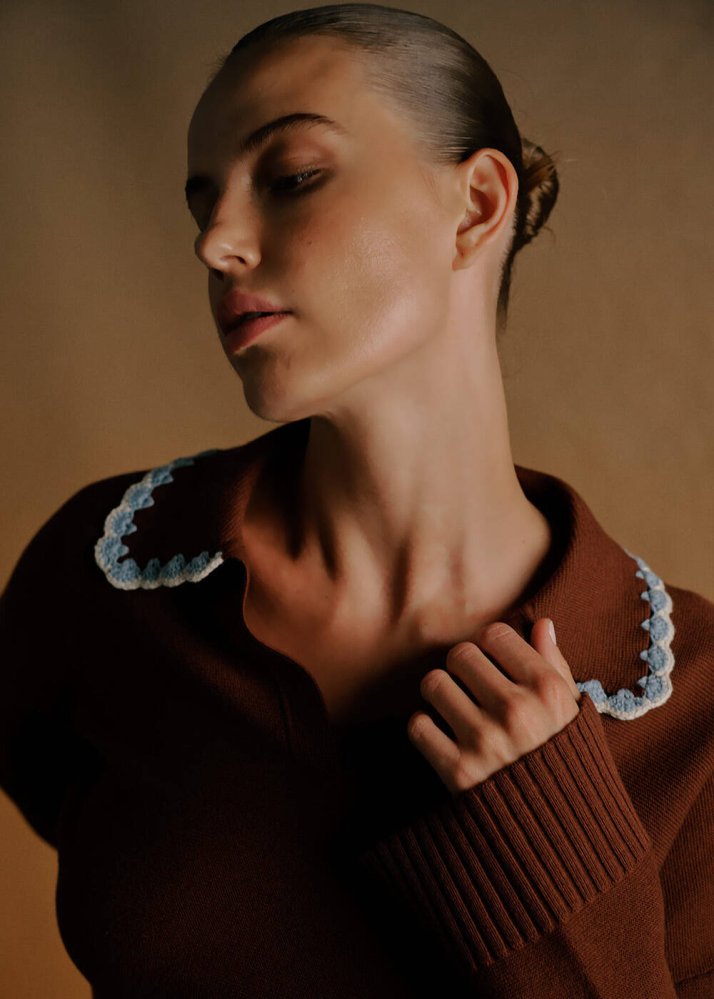 KNITSS - CONTRAST COLOR V NECK COFFEE SWEATER