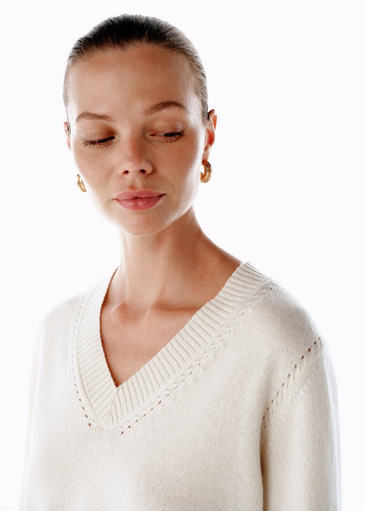 KNITSS - ECRU V NECK CASHMERE SWEATER